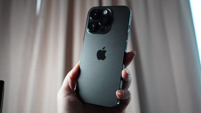صورة لجهاز iPhone 14 Pro باللون الأسود 